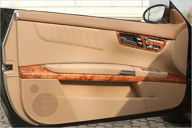 Sitzheizung und Sitzverstellung werden von der Tür aus bedient