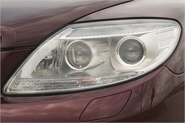 Bi-Xenon-Licht mit Abbiegefunktion strahlt serienmäßig aus der Karosse