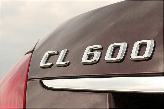 Schnell lesen, bevor er weg ist: Das Logo des Mercedes CL 600 am Heck