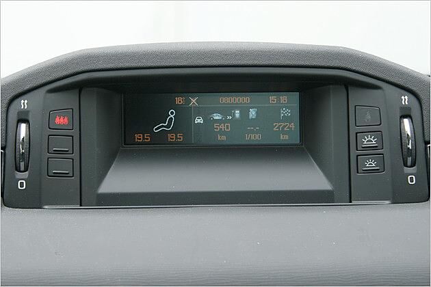 Das kleine Multifunktionsdisplay gehört zur Serienausstattung des C6