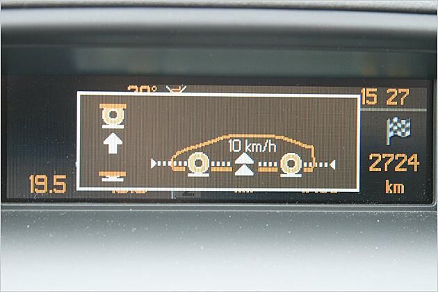 Auf dem Display wird die momentane Fahrwerkseinstellung angezeigt