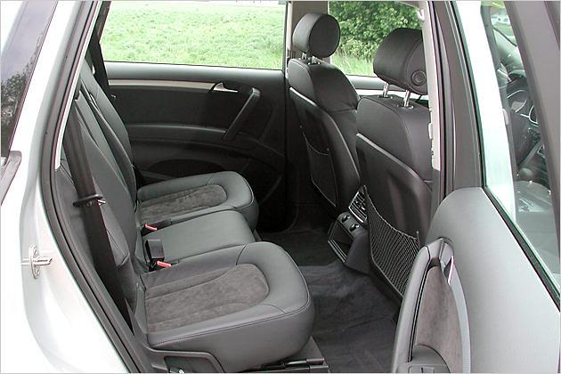 Der Fond bietet zwei Passagieren bequem Platz, eignet sich aber für drei Leute