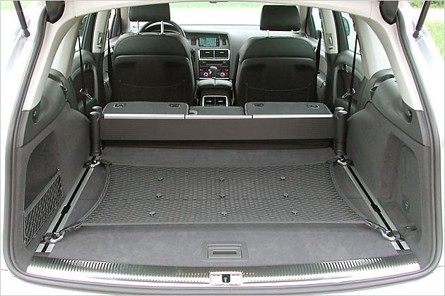 Die Rücksitzlehnen lassen sich umlegen