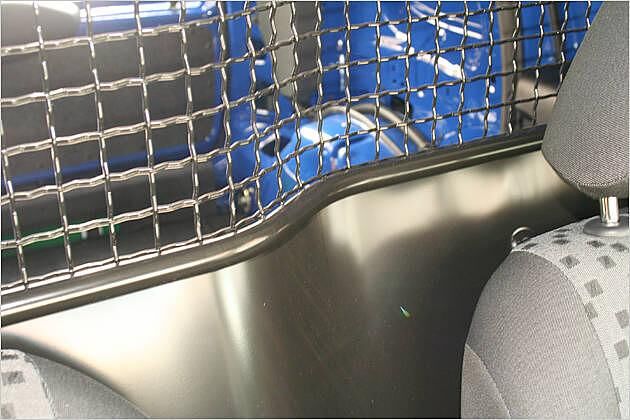 Hier zu erkennen: Der Trennwand-Knick zwischen den Sitzen