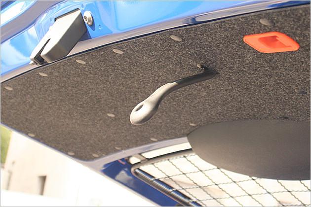 Die Heckklappe des Skoda Praktik lässt sich an diesem Gummigriff herunter ziehen