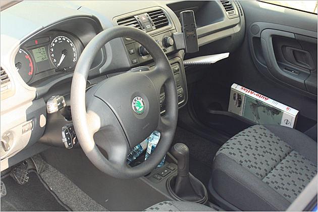 Im vorderen Innenbereich empfängt den Fahrer der zivile Charme eines Familienautos