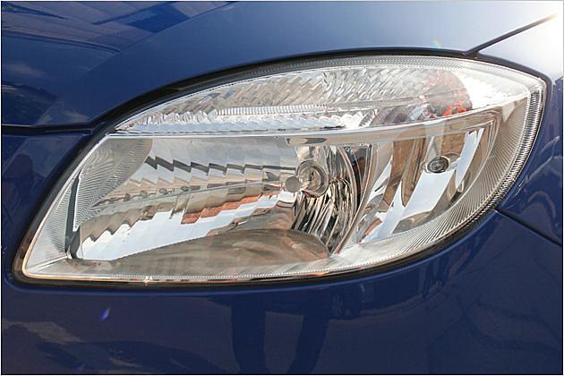 Die Frontscheinwerfer von Roomster und Praktik sind in ihrer Grafik identisch