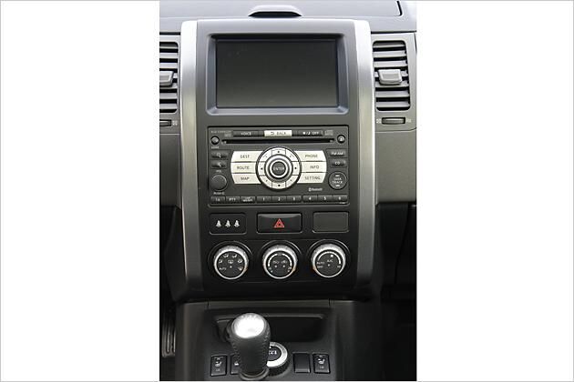 Das große Navi-Display ist jetzt oben in der Mittelkonsole zu finden