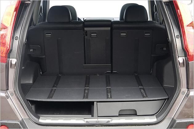 Im Kofferaum gibt es einen doppelten Boden mit Schublade