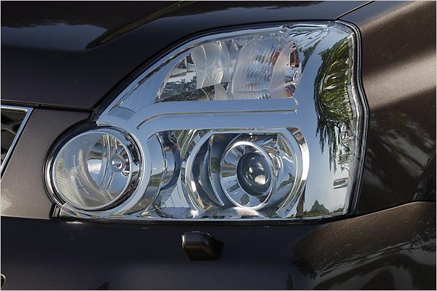 Rundes im Eckigen: Die Abblend-Lampen treten deutlicher hervor