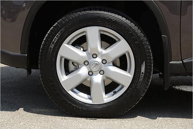 Die Varianten SE und LE rollen auf 17-Zoll-Rädern