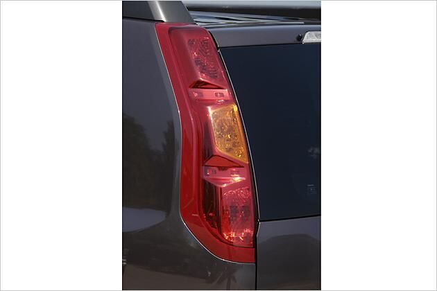 Die Rückleuchten weisen eine auffällige Kerbung auf