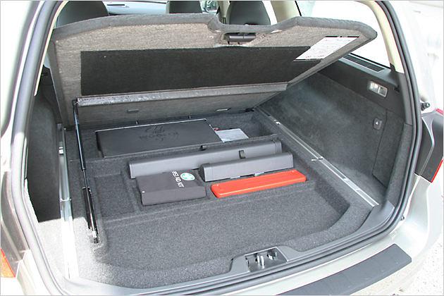Unterm Kofferraumboden ist ein 60-Liter-Staufach