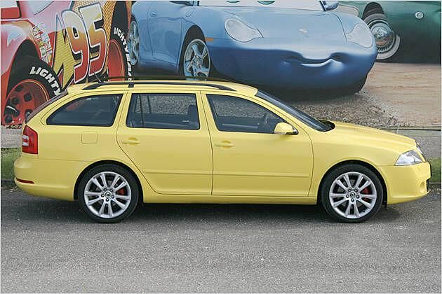 Hinter den Felgen schimmern die Bremssättel hervor