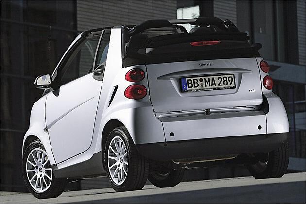 Die Heckklappe des neuen Smart besteht aus Kunststoff mit Metallbügel-Füllung
