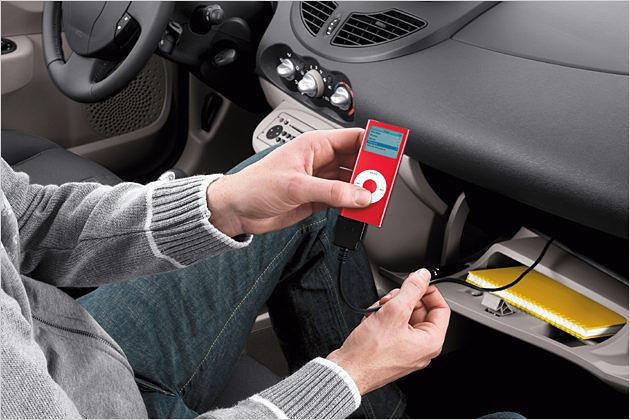 Optional lässt sich ein Apple iPod anschließen  im Handschuhfach