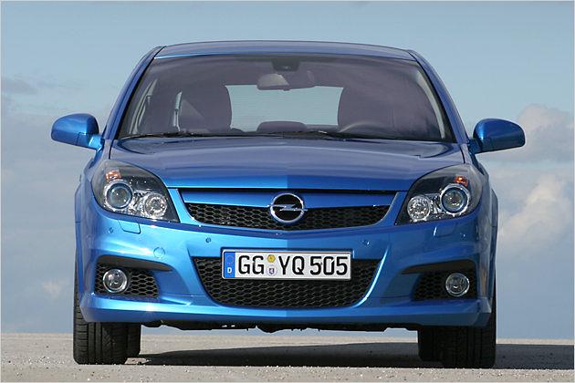 Selten hatten wir einen auffälliger lackierten Testwagen als den Opel Vectra OPC