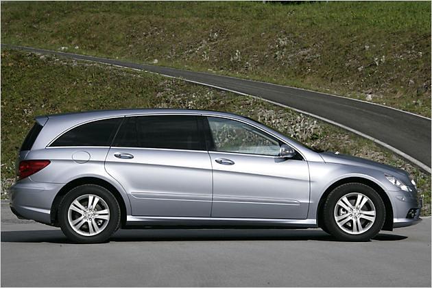 Die von vorn nach hinten aufsteigenden Seitenlinien vermitteln Dynamik