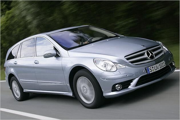 Die Einparksensorik (erkennbar an den kleinen Punkten im Schweller) kostet 797 Euro