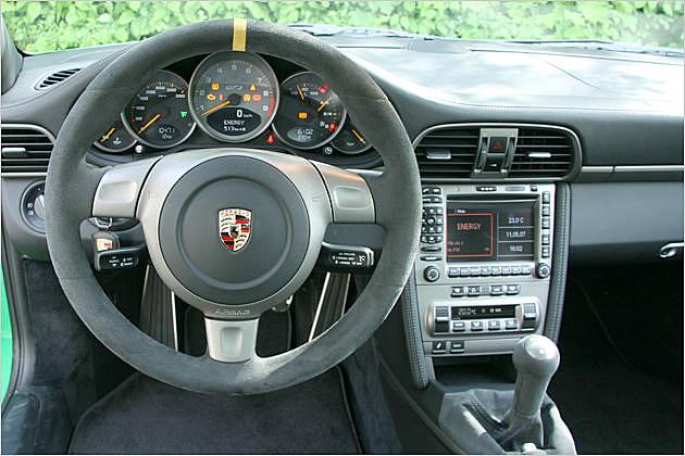 Im Rennsport üblich: Die farbliche Markierung der Nullstellung des Lenkrads