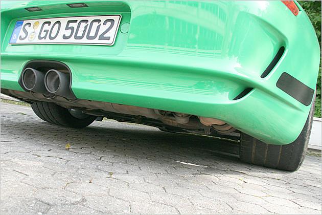 An der Hinterachse sind 305er-Schlappen aufgezogen