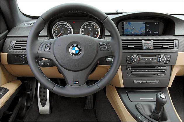 Das griffige Lenkrad ist mit Bedientasten bestückt