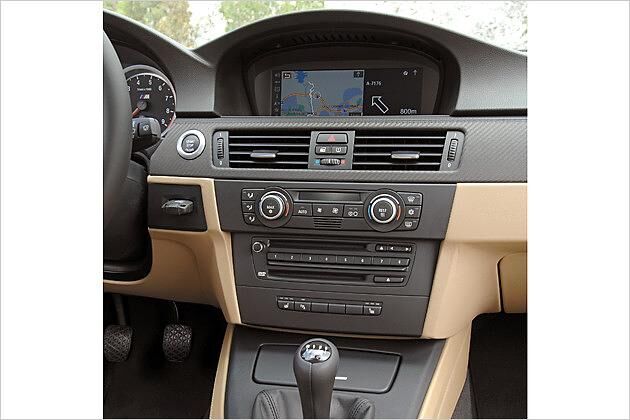 Der Monitor vom optionalen Navi-System wird von einer Hutze überdacht