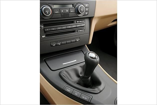 Neben dem Schalthebel sind Power-, EDC- und DSC-Knopf zu finden