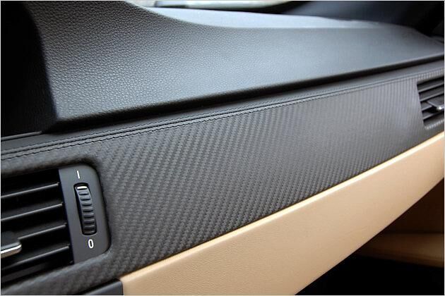 Der Materialmix an der Armaturentafel wirkt edel