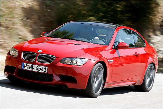 Vorn gibt es drei gierige Lufteinlässe in der Schürze