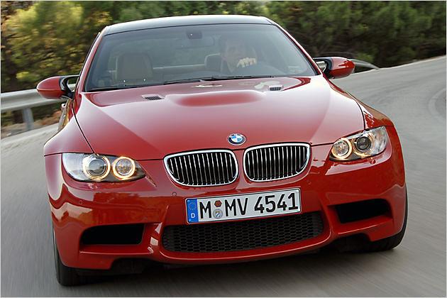 Gefährlicher Blick: Korona-Ringe um die Lampen