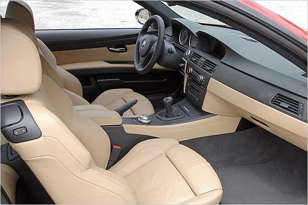 Der Innenraum wirkt nobel und elegant