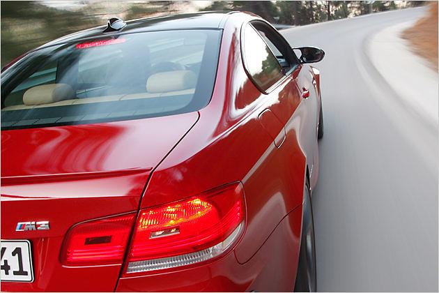 Der Außenspiegel ist mit dünnen Streben befestigt