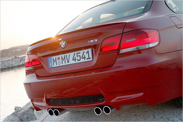 Wabengitter finden sich auch über den Auspuffrohren