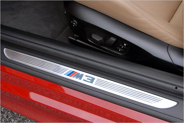 Der M3-Schriftzug findet sich auch auf der Einstiegsleiste