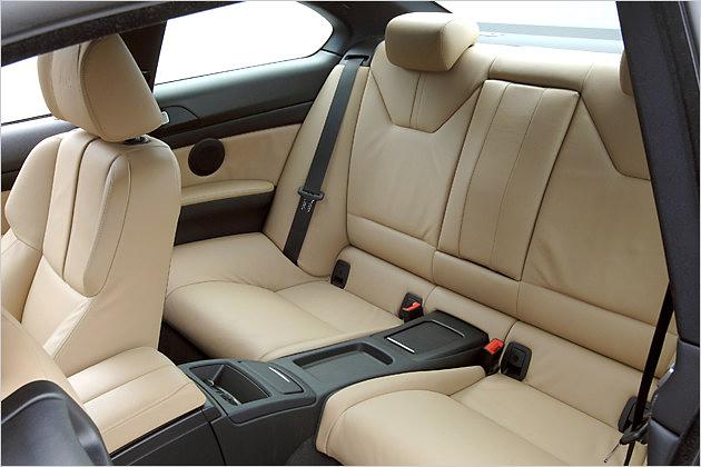 Im Fond sind zwei Einzelplätze zu finden