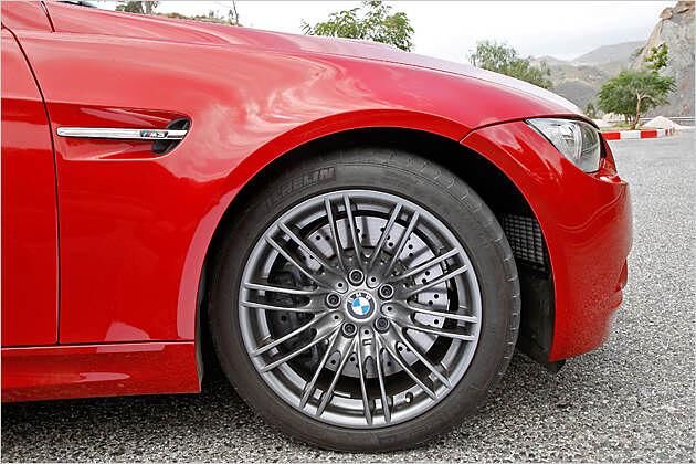 Durch die Speichen schimmern die Scheiben der Compound-Bremsanlage