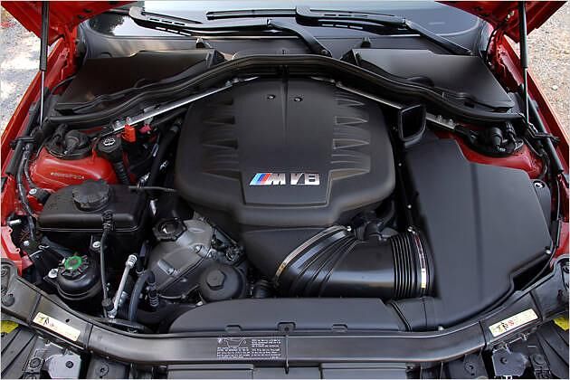 Das Herzstück ist ein V8-Motor mit 420 PS