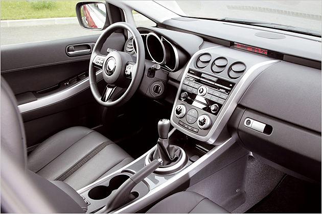 Keine Softoberflächen: Die Hartplastik-Landschaft des CX-7