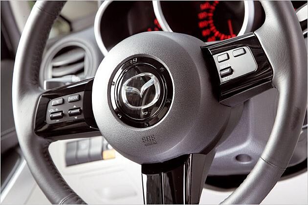 Am Dreispeichen-Lenkrad befinden sich Bedienknöpfe für Tempomat und Audioanlage