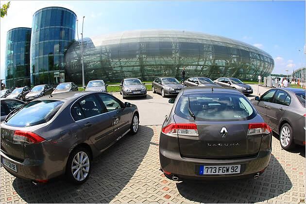Zunächst kommt die Limousine des Laguna auf den Markt
