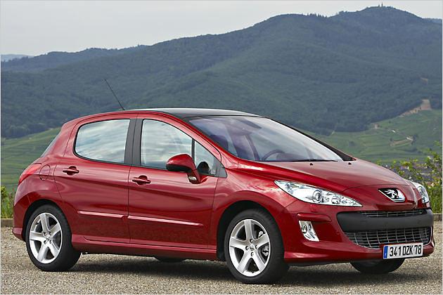 Die Scheinwerfer sind nun lang und spitz wie beim 207