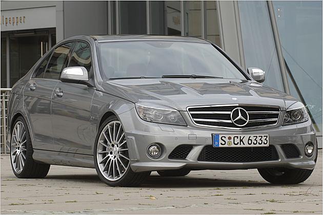 Hinter dem unteren Grill links wartet ein Zusatz-Ölkühler auf Frischluft