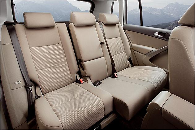 Die Sitze können einzeln um 16 Zentimeter verschoben werden, die Lehnenneigung ist auch verstellbar