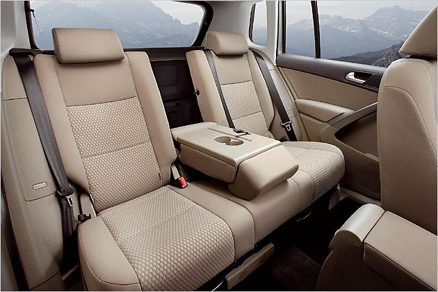 Die heruntergeklappte Lehne des mittleren Sitzes ergibt eine breite Armauflage in der Mitte