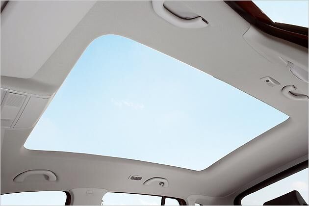 Das Glas-Panoramadach zieht sich über die gesamte Wagenlänge. Es kostet 1.130 Euro Aufpreis