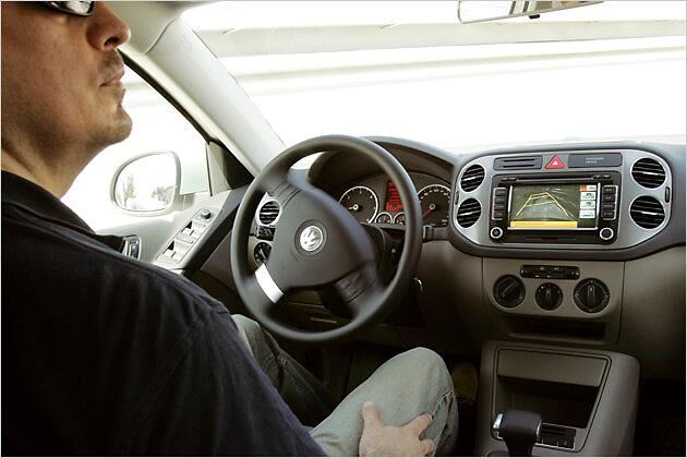 Der Fahrer muss das Lenkrad bei dieser Form des Einparkens nicht berühren, aber er trägt die Verantwortung