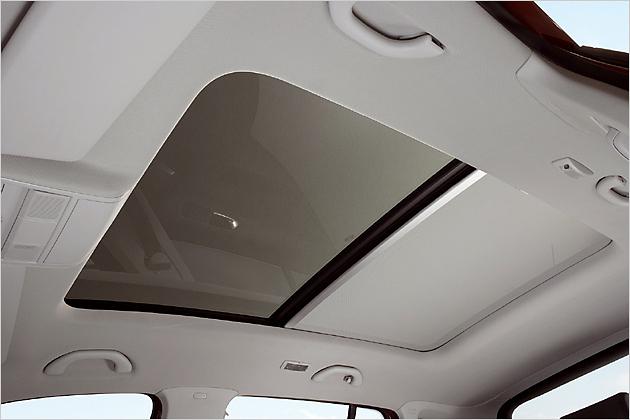 Bei zuviel Sonneneinstrahlung kann ein Schutz aus Textilmaterial vorgefahren werden