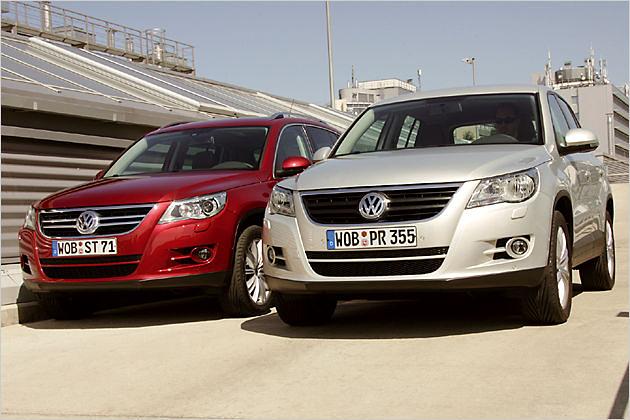 Der silberne Tiguan wird jetzt mit dem Parklenkassistenten halbautomatisch einparken