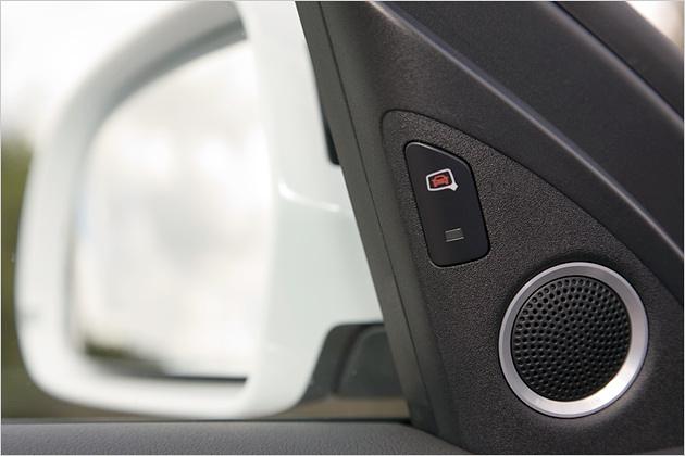 Der Audi side assist zeigt per LED an, wenn ein Fahrzeug im Toten Winkel ist